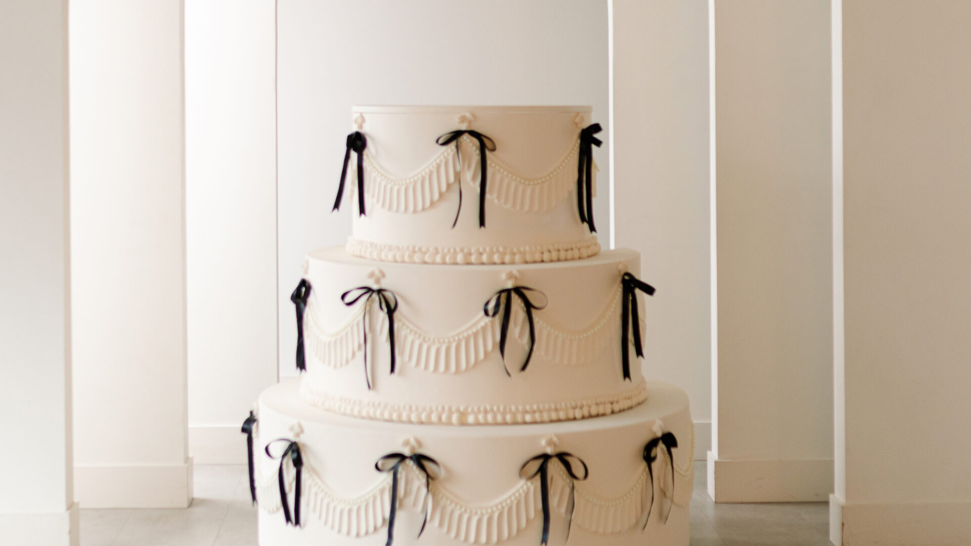 Monet Studios - The Monet Cake - Horizonal